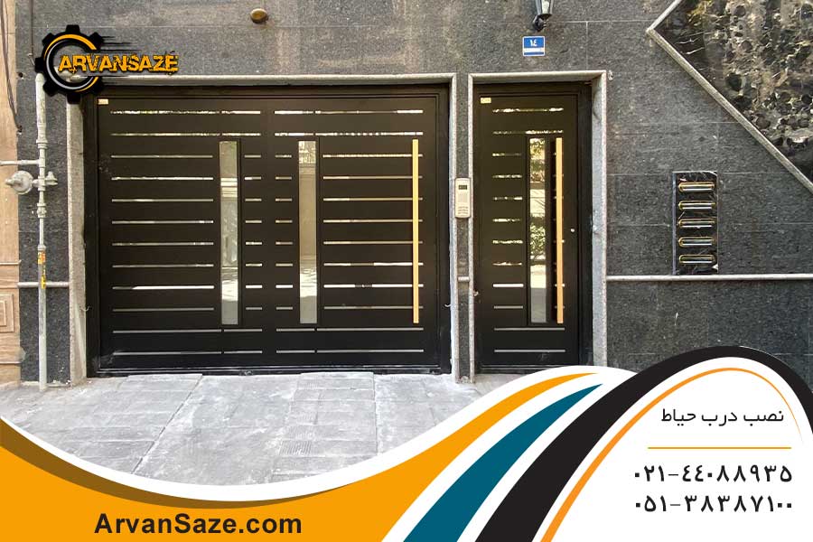 درب پارکینگ سیاه با برش&zwnj;های ظریف و دستگیره طلایی بلند نصب شده به صورت درب کشویی